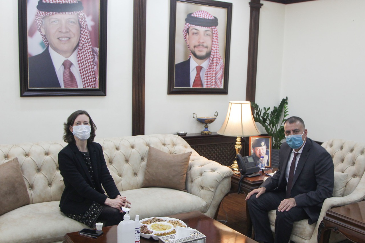 وزير الداخلية والسفيرة البريطانية يبحثان تعزيز التعاون بين البلدين