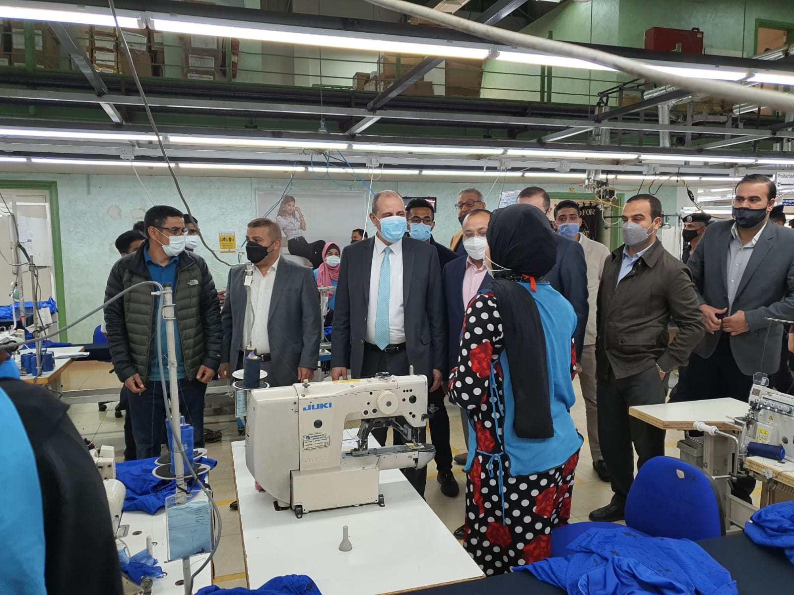 وزير العمل يشرف على نقل ملكية فرع انتاجي للالبسة لمستثمر جديد