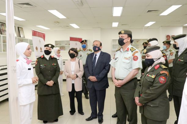 كلية الأميرة منى للتمريض تقيم حفل إضاءة الشموع للفوج 22