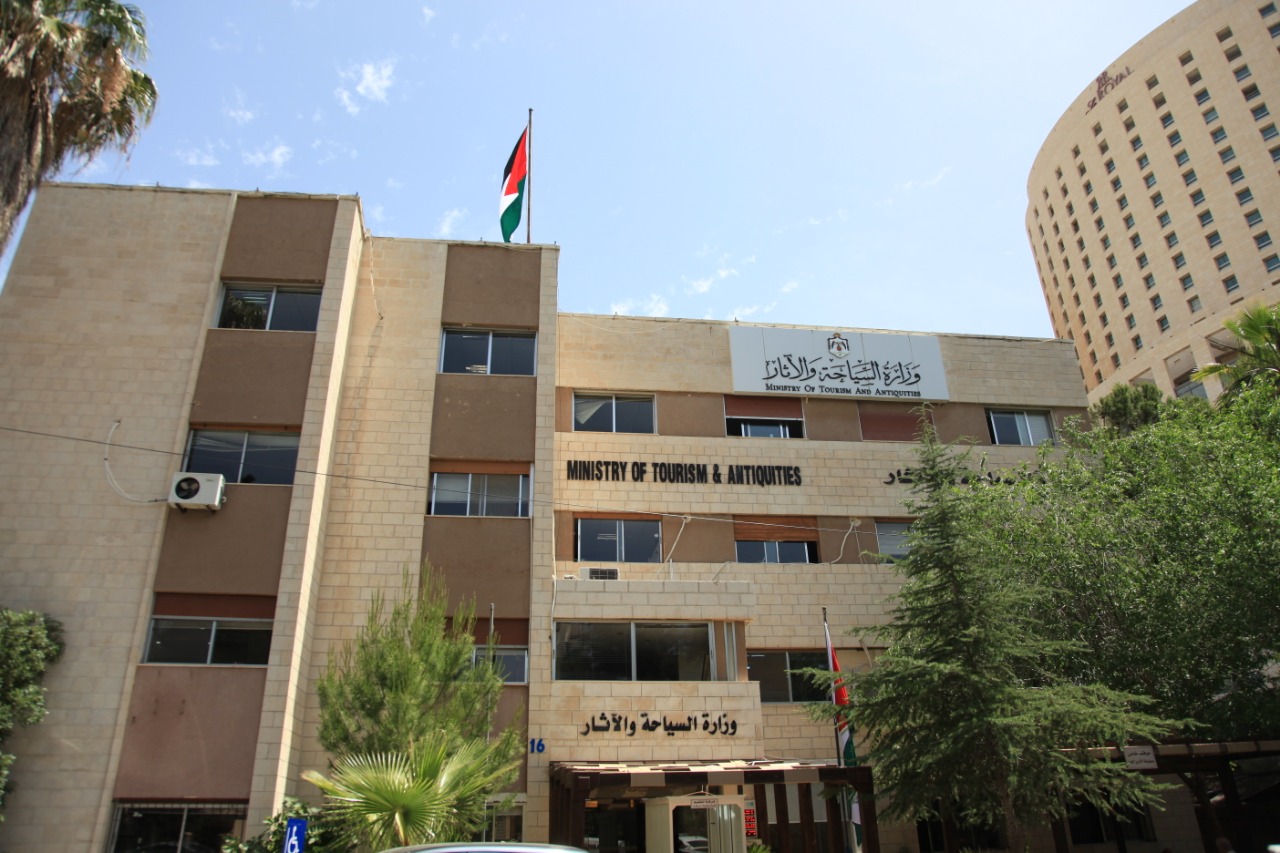 السياحة: إغلاق منشأتين وإنذار ومخالفة 17