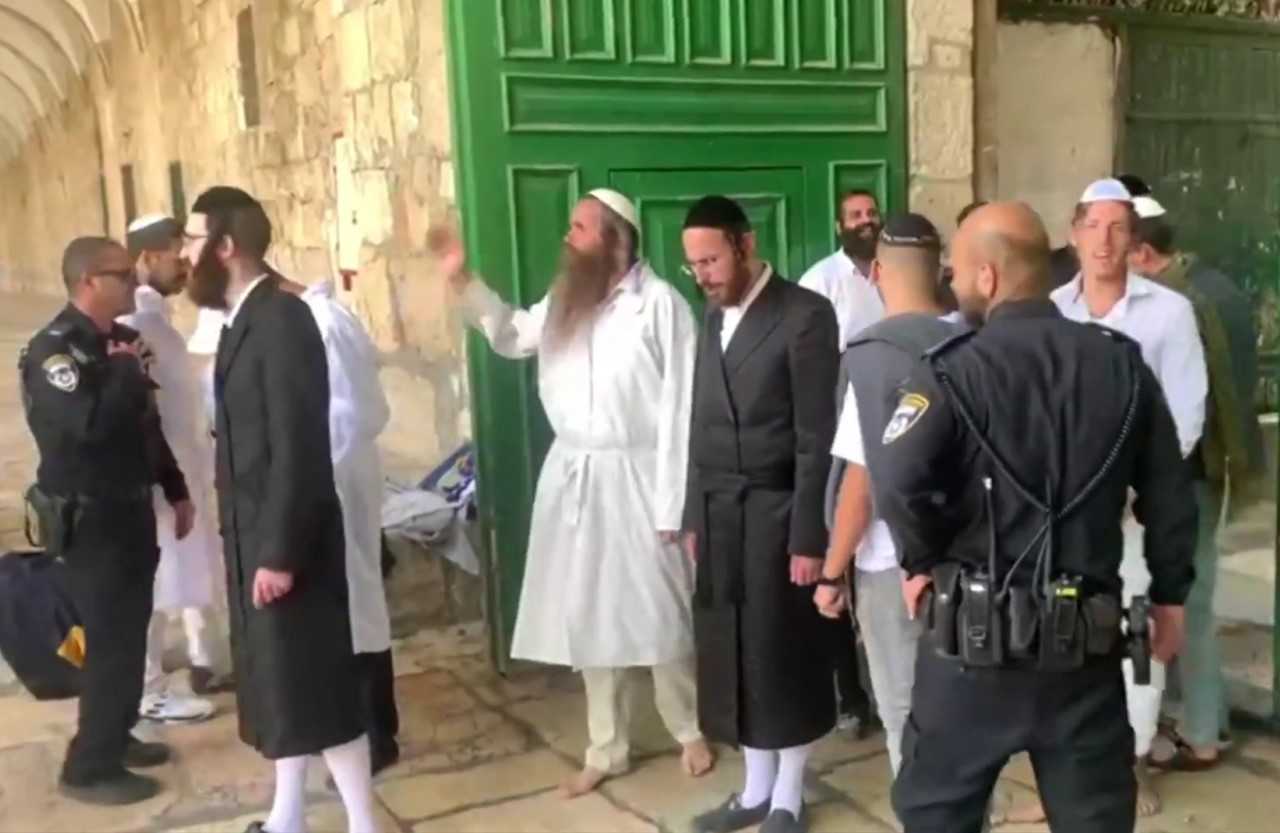 عين على القدس يرصد استباحة قدسية الحرمين الشريفين بالقدس والخليل