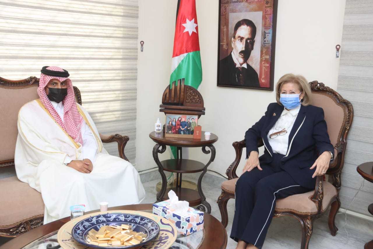 وزيرة الثقافة وسفير قطر يدعوان لتعميق العلاقات الثقافية بين البلدين