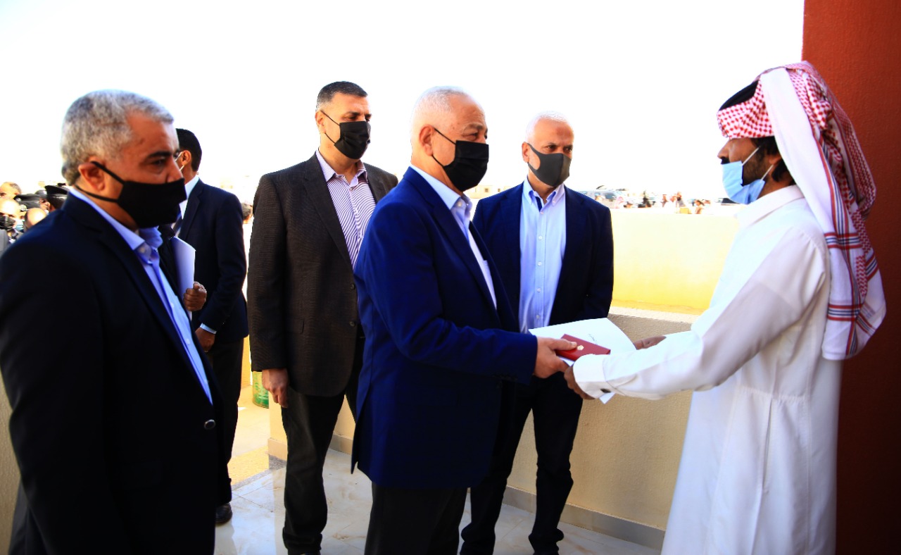 العيسوي يسلم مساكن لأسر عفيفة في الجفر والعقبة