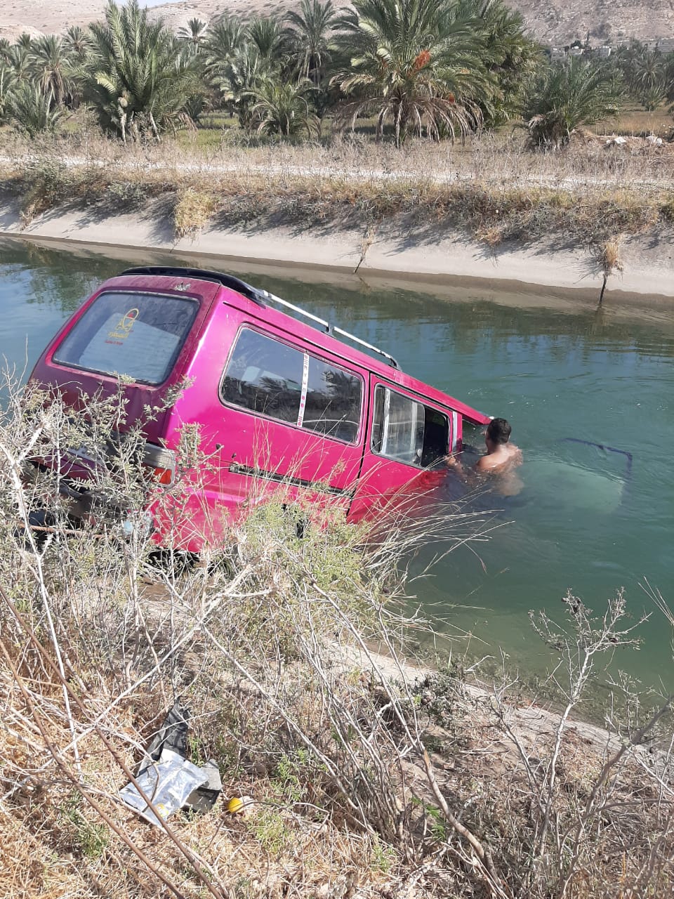 انتشال مركبة سقطت في قناة الملك عبدالله بالشونة الشمالية
