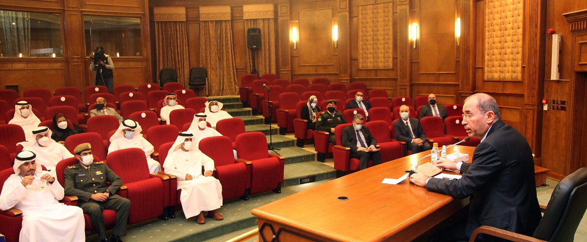 وزير الخارجية يلتقي وفداً من كلية الدفاع الوطني الإماراتية