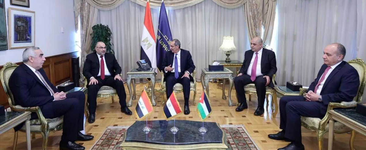 وزير الاقتصاد الرقمي يبحث مع نظيريه المصري والعراقي سبل التعاون