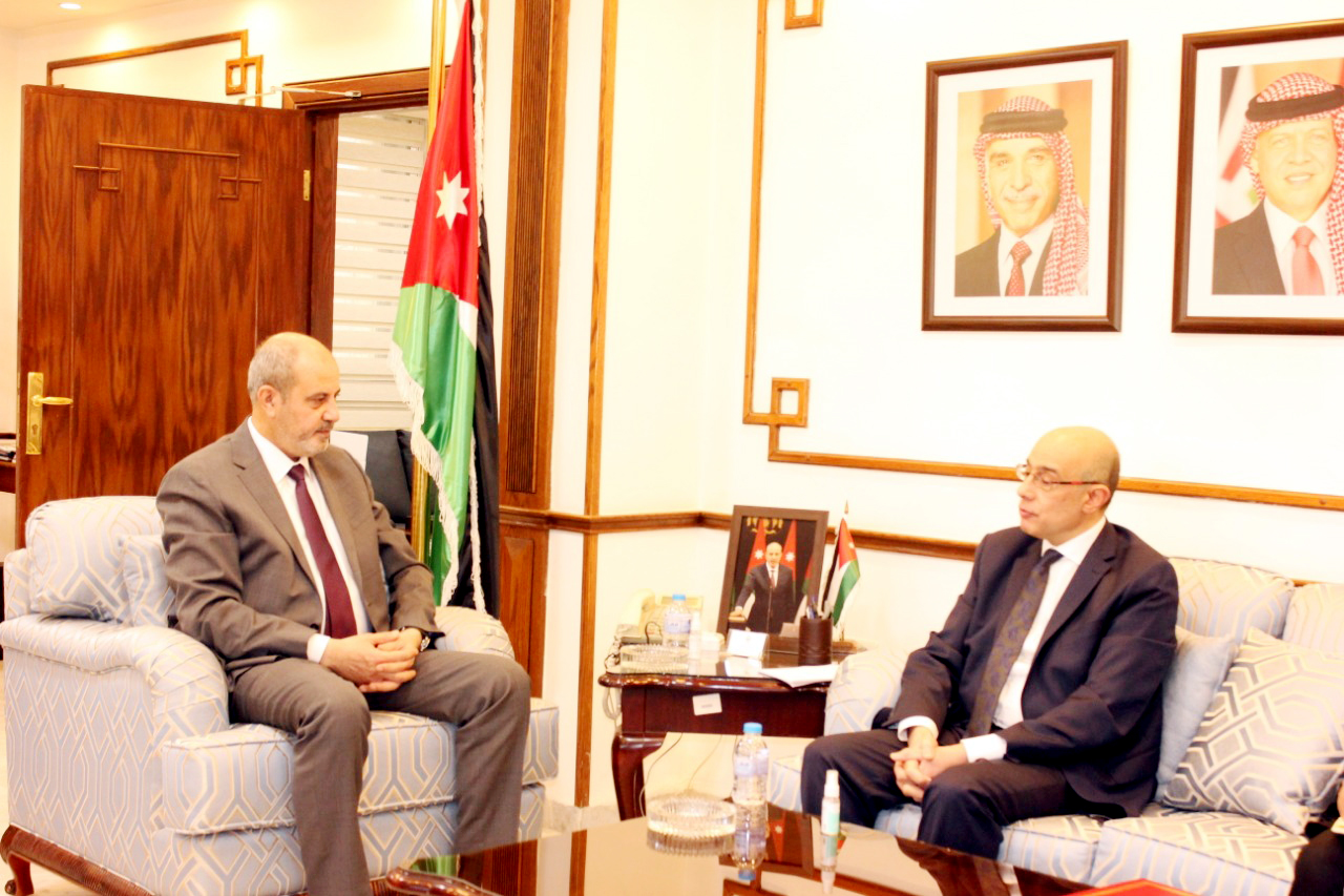 وزير الصناعة يبحث مع السفير التونسي ترتيبات اجتماعات اللجنة المشتركة