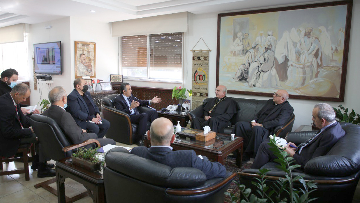 وزير السياحة يلتقي النائب البطريركي للاتين في الأردن
