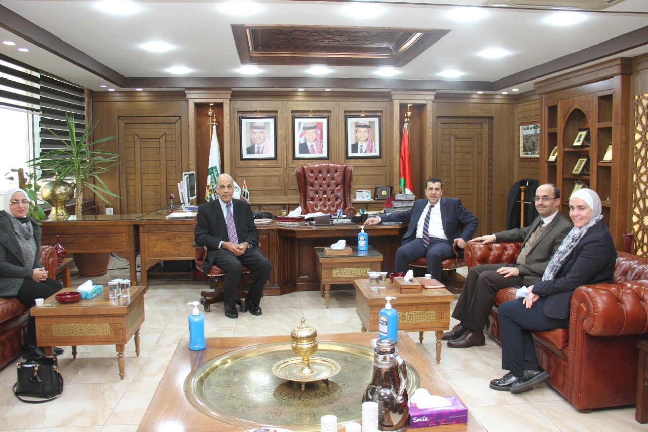 بحث التعاون بين البلقاء التطبيقية ومكتب ايراسموس في الأردن