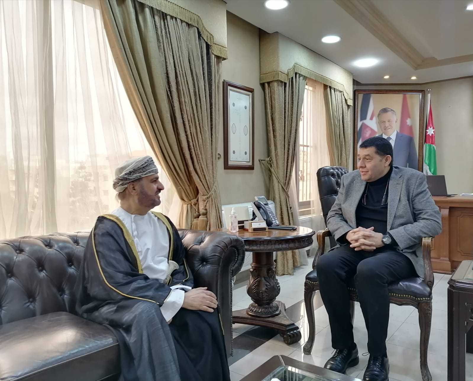 وزير العمل يبحث مع السفير العُماني التعاون المشترك