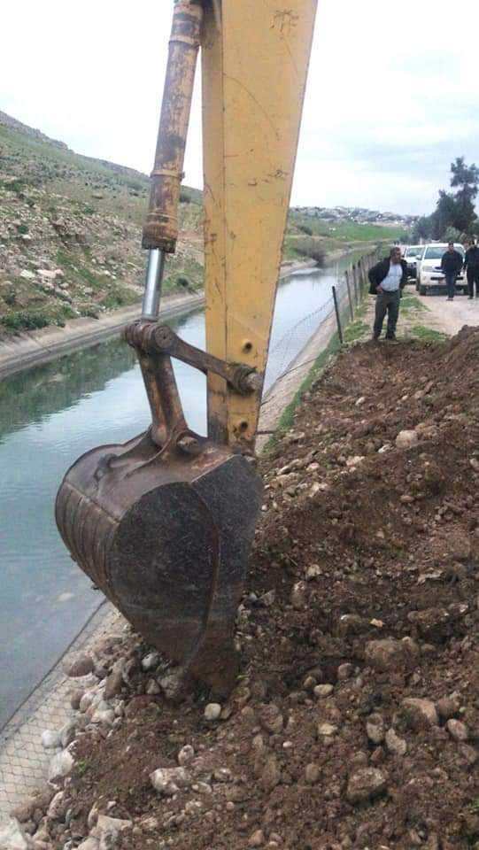 الأغوار الشمالية: إزالة انقاض من الأتربة والمخلفات الزراعية بمحاذاة قناة الملك عبد الله