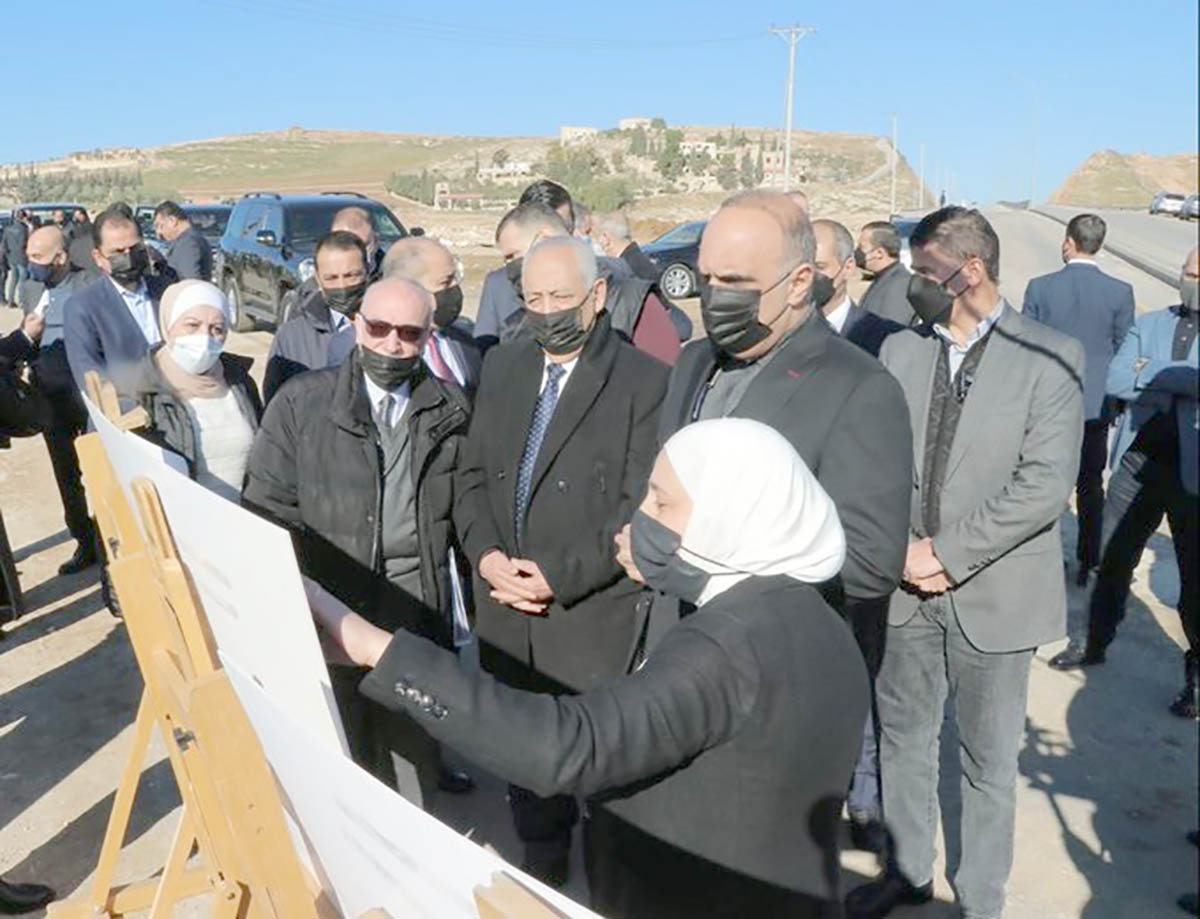 رئيس الوزراء يتفقد مشروع طريق اربد الدائري