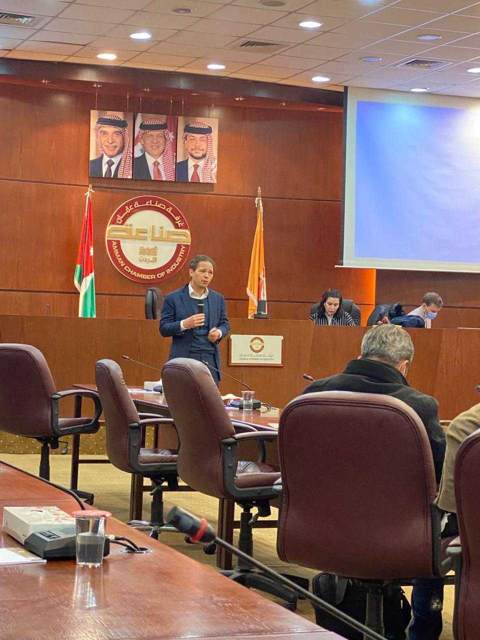 صناعة عمان تؤكد أهمية تكثيف برامج التوعية بإدارة النفايات