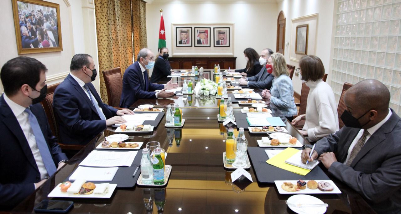 وزير الخارجية يلتقي نائب مدير الوكالة الأميركية للتنمية الدولية