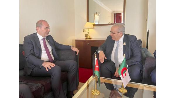 الصفدي يلتقي نظيره الجزائري