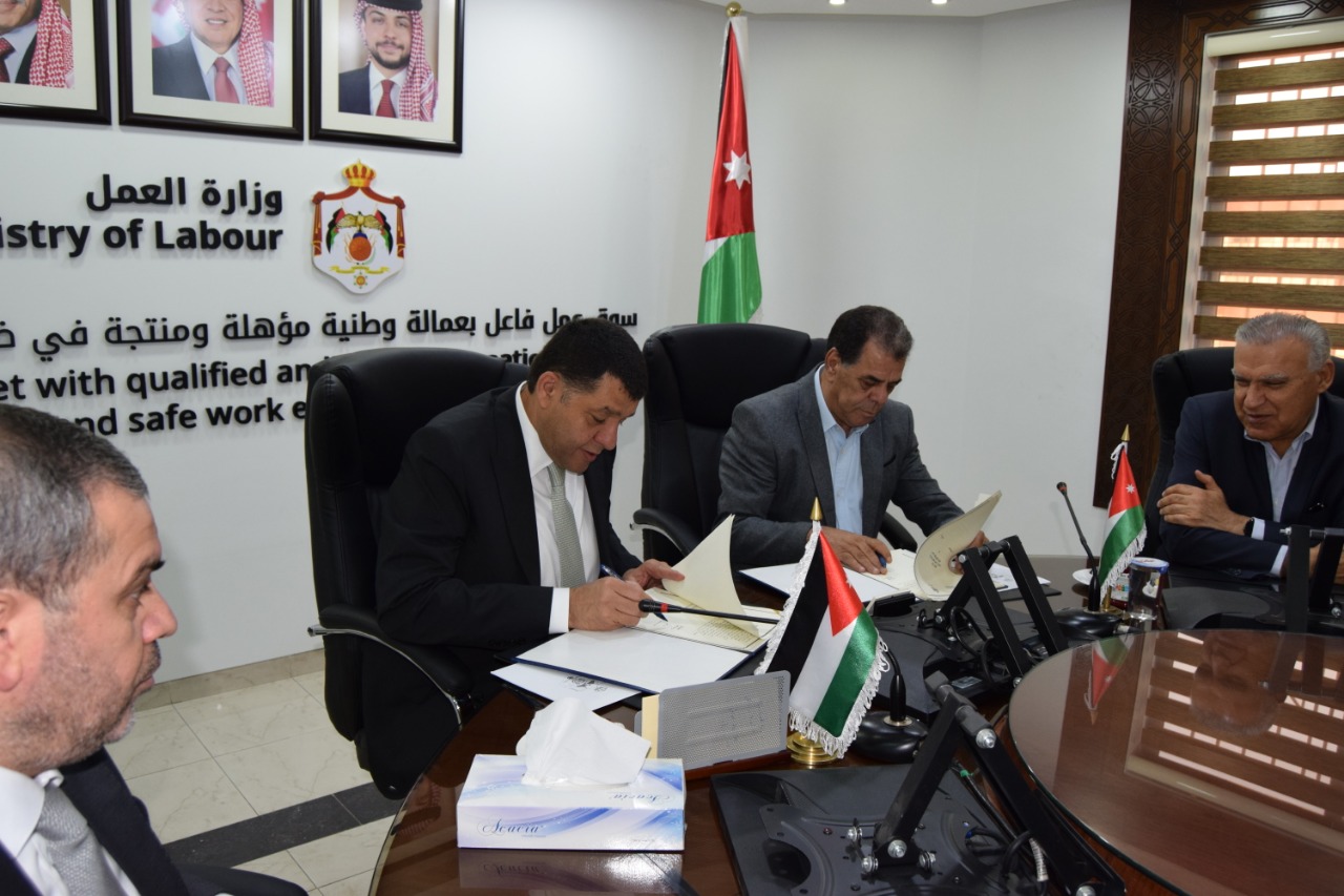 مذكرة تفاهم وتشغيل بين العمل والصيادلة