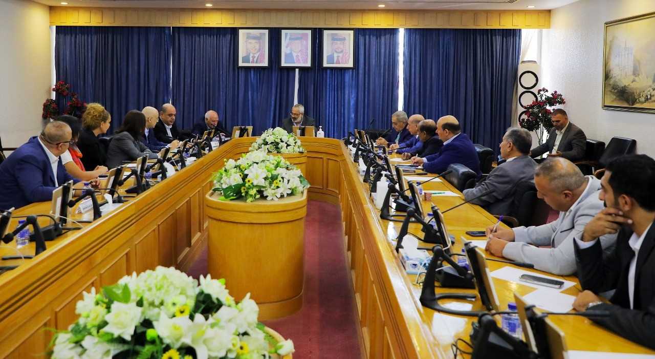 خدمات الأعيان تبحث تعزيز دور البحث العلمي في الاقتصاد والإنتاج