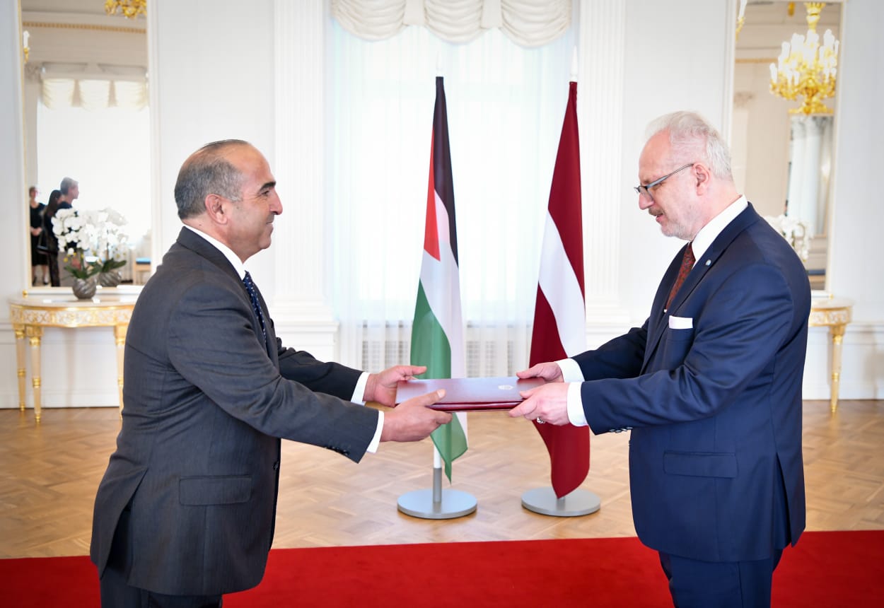 السفير الفايز يقدم أوراق اعتماده لرئيس جمهورية لاتفيا