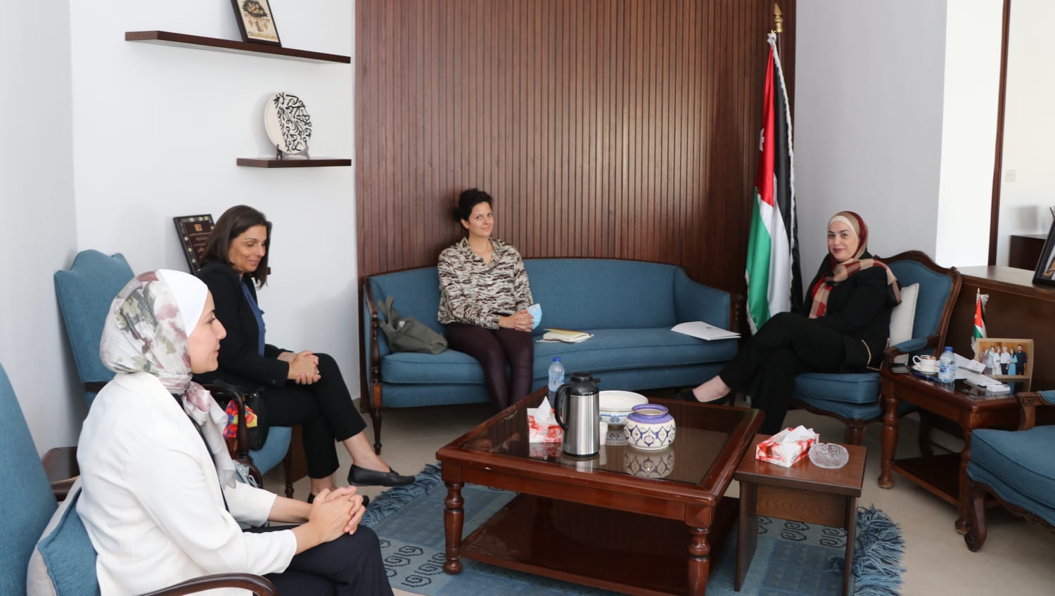 وزيرة الدولة للشؤون القانونية تلتقي مديرة معهد غرب آسيا وشمال إفريقيا