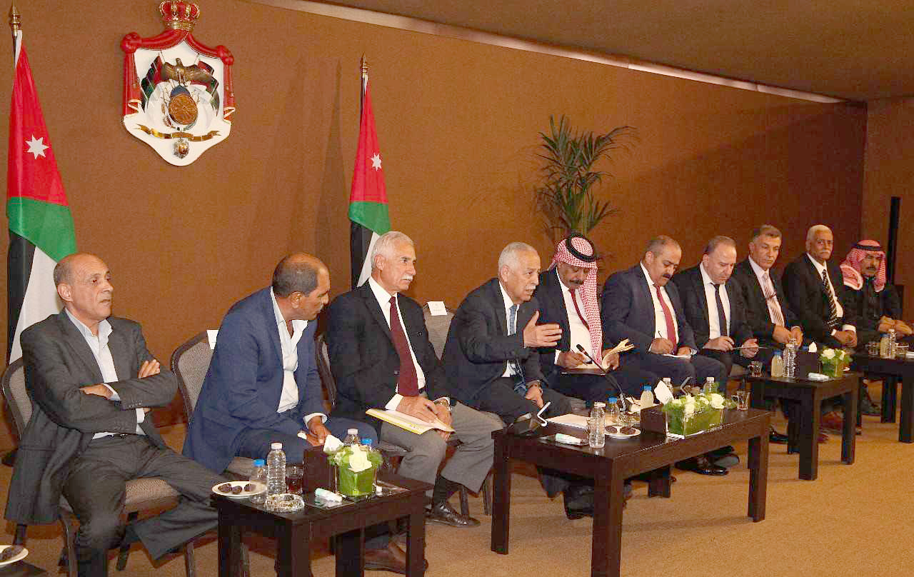 تنفيذا للتوجيهات الملكية.. العيسوي يلتقي وجهاء وممثلين عن مخيم عزمي المفتي