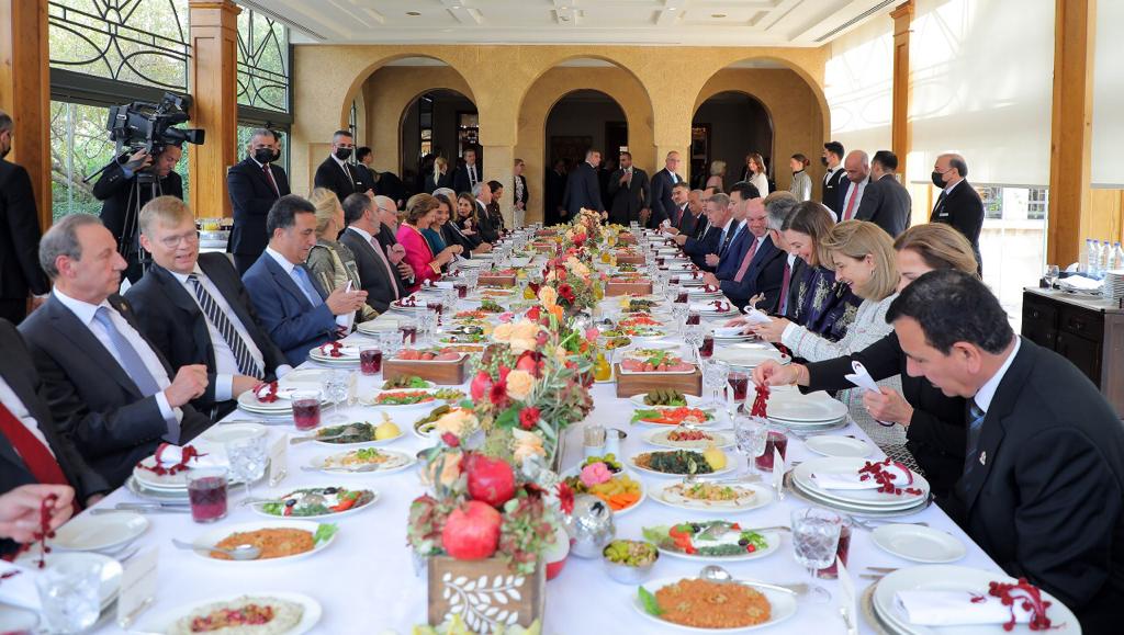 ملك وملكة السويد يحضران مأدبة غداء أقامها رئيسا مجلسي الأعيان والنواب