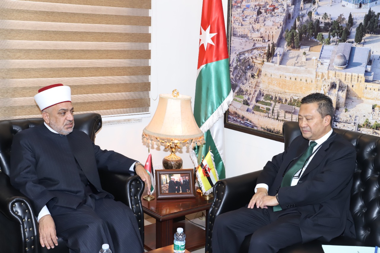 وزير الأوقاف يستقبل سفير بروناي لدى الأردن