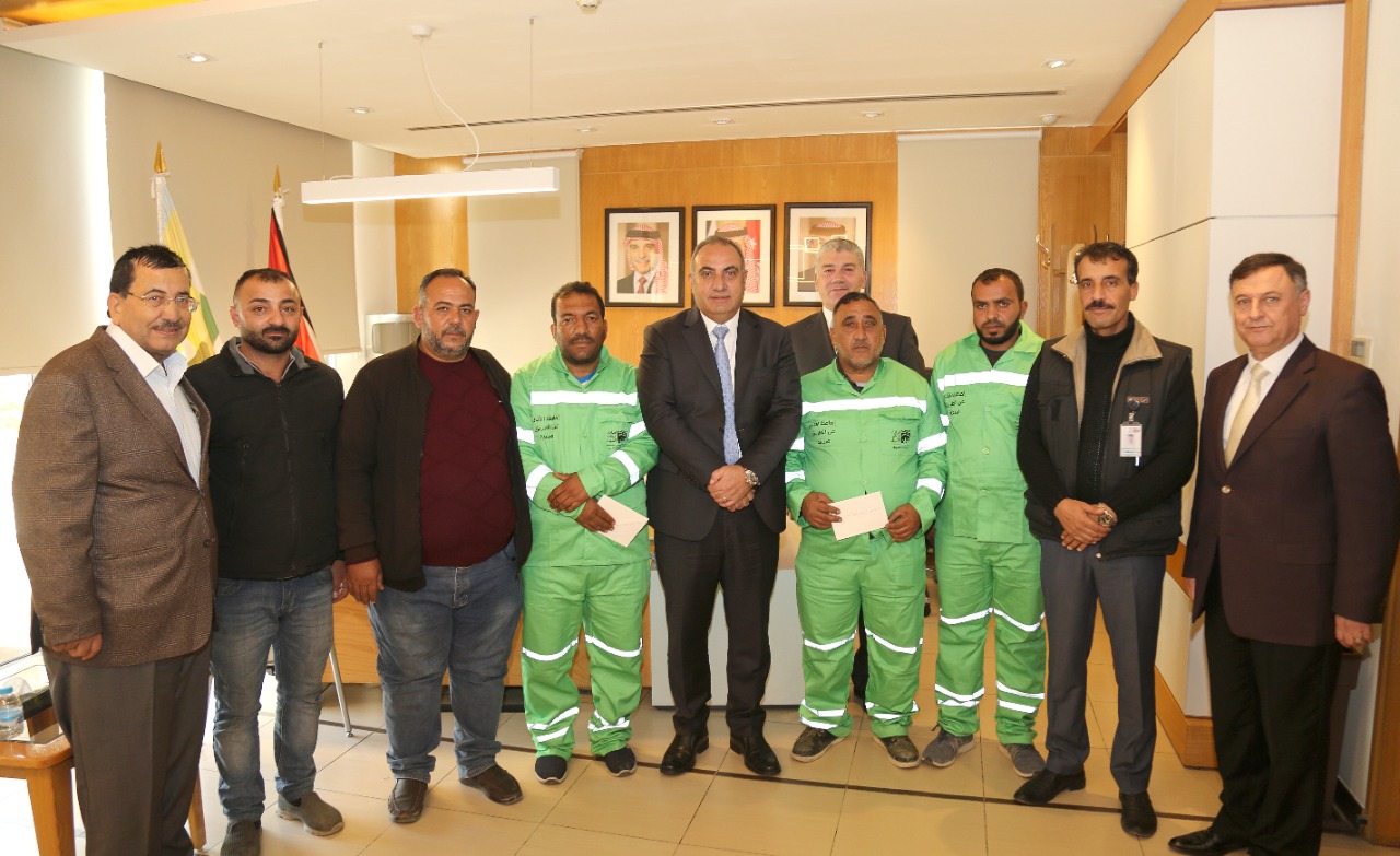 أمين عمان يكرم عمال وطن لأمانتهم بإعادة مبلغ مالي عثروا عليه