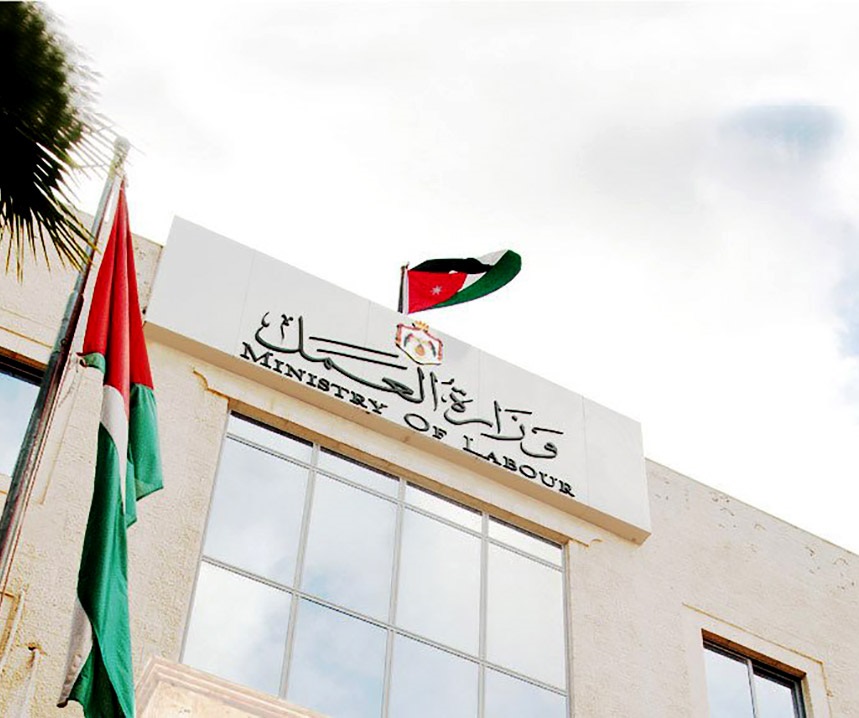 العمل تطلع على أوضاع العاملين في مصنع شب فيه حريق بالموقر