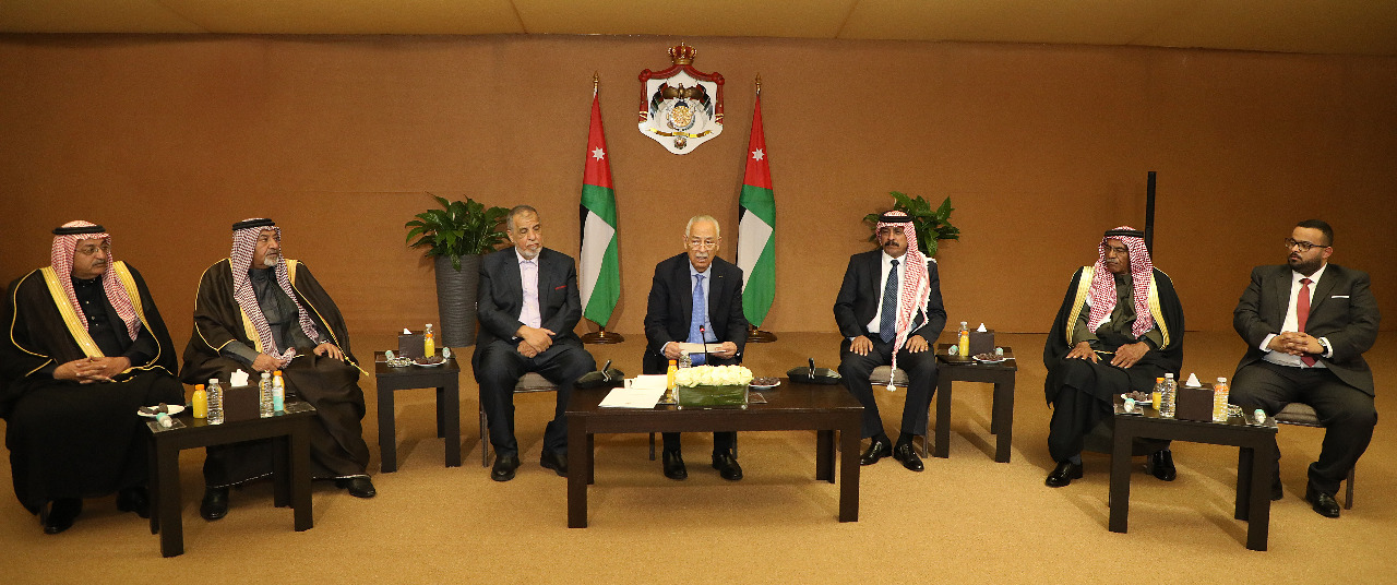 تنفيذًا للتوجيهات الملكية..رئيس الديوان الملكي يلتقي وجهاء وممثلين عن لواء البتراج