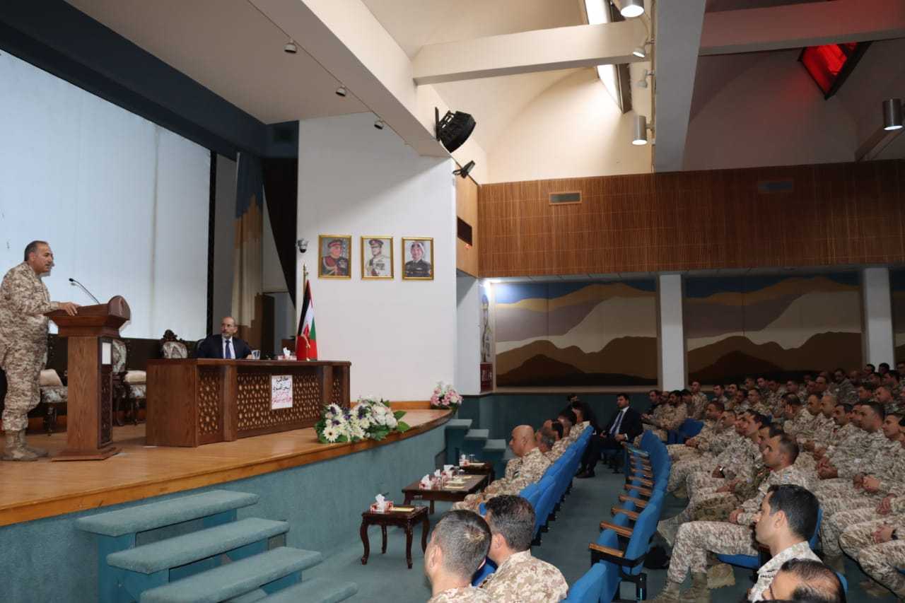 نائب رئيس الوزراء ووزير الخارجية يحاضر في كلية القيادة والأركان الملكية