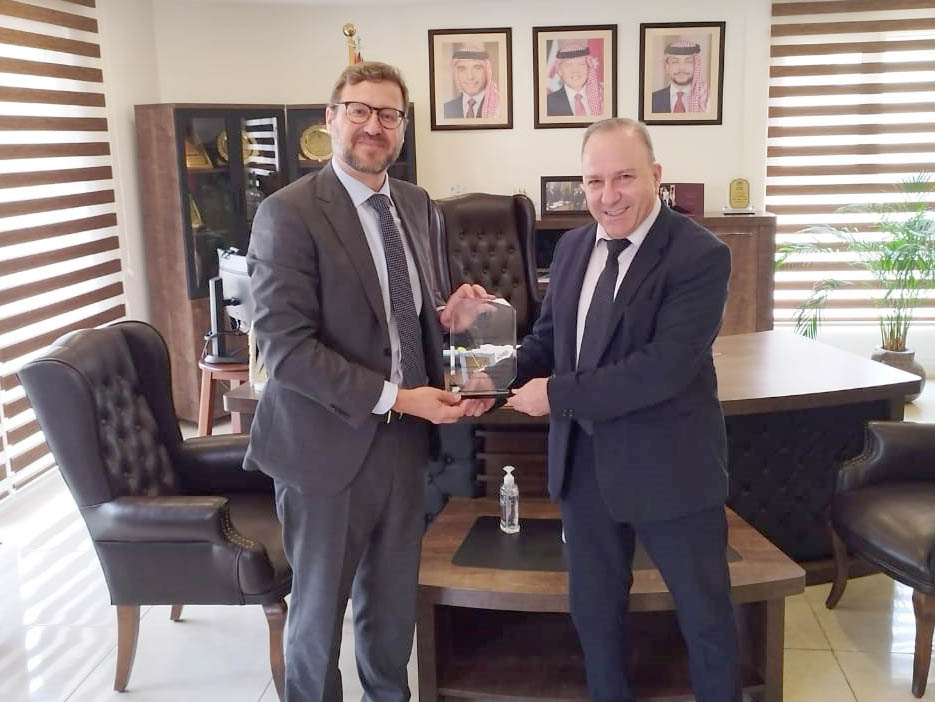 خرفان يبحث مع مدير شؤون الأونروا في الأردن عدة قضايا