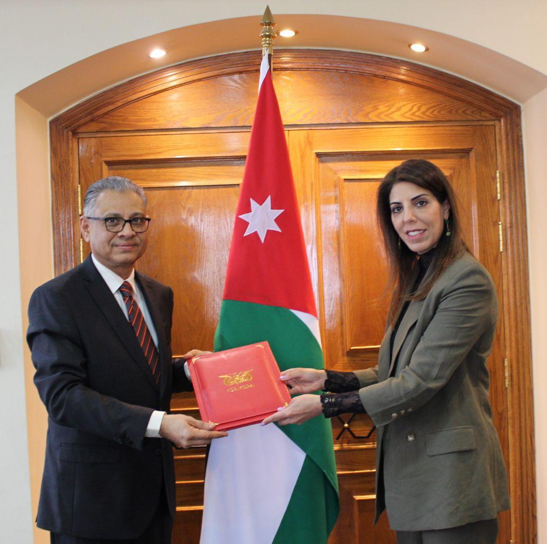 الخارجية تتسلم نسخة من أوراق اعتماد السفير اليمني