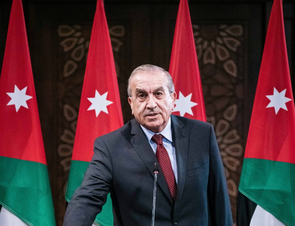 أبو السمن يتفقد مشروع إعادة تأهيل الخلطات الإسفلتية لأجزاء من طريق المطار