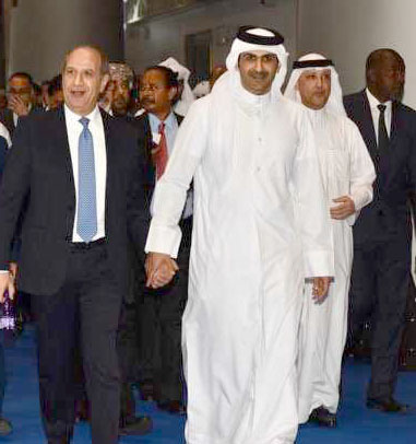 السفير الأردني في قطر يشارك بجولة في معرض الدوحة للكتاب