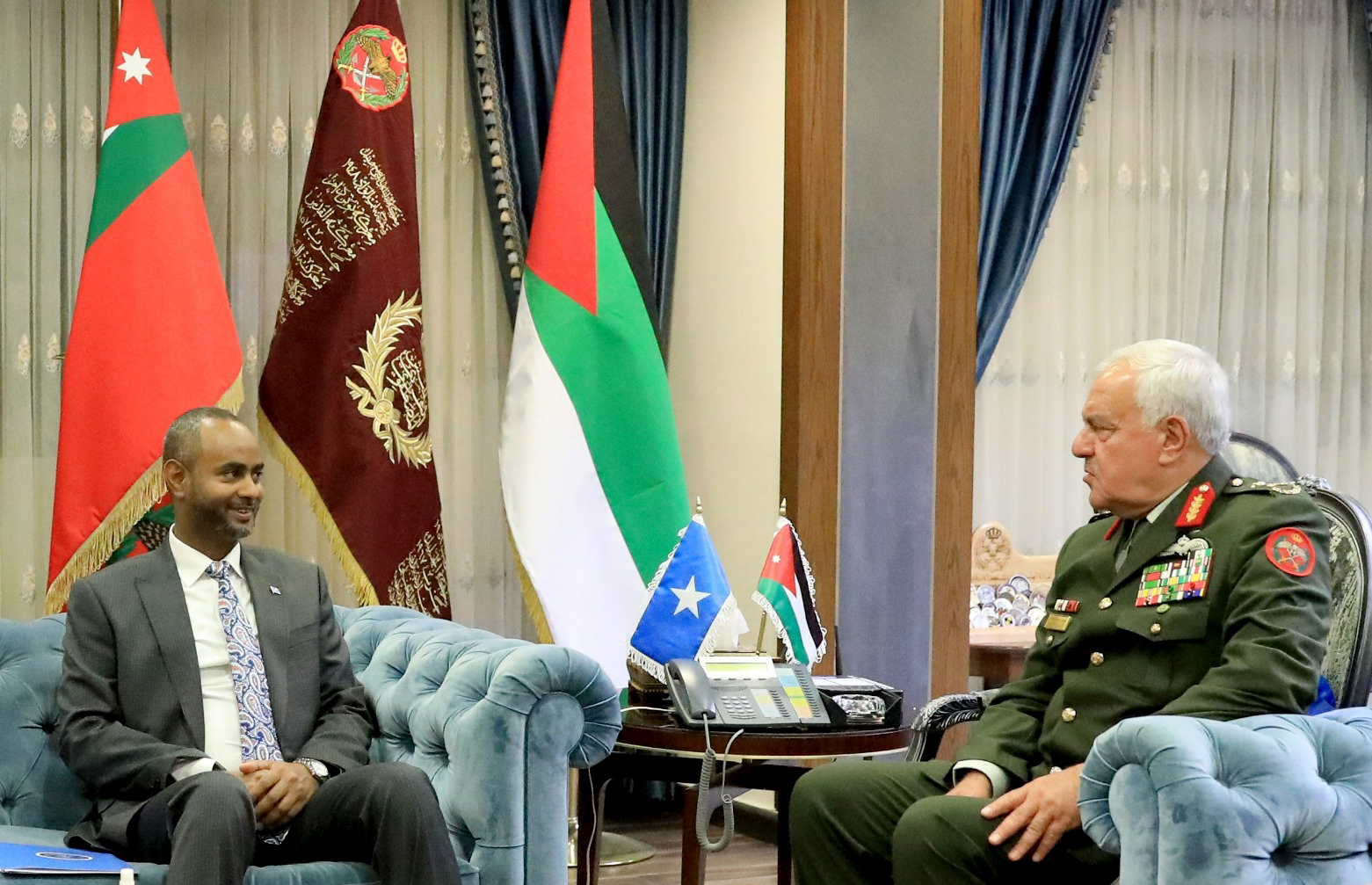 رئيس هيئة الأركان يستقبل وزير الدفاع الصومالي