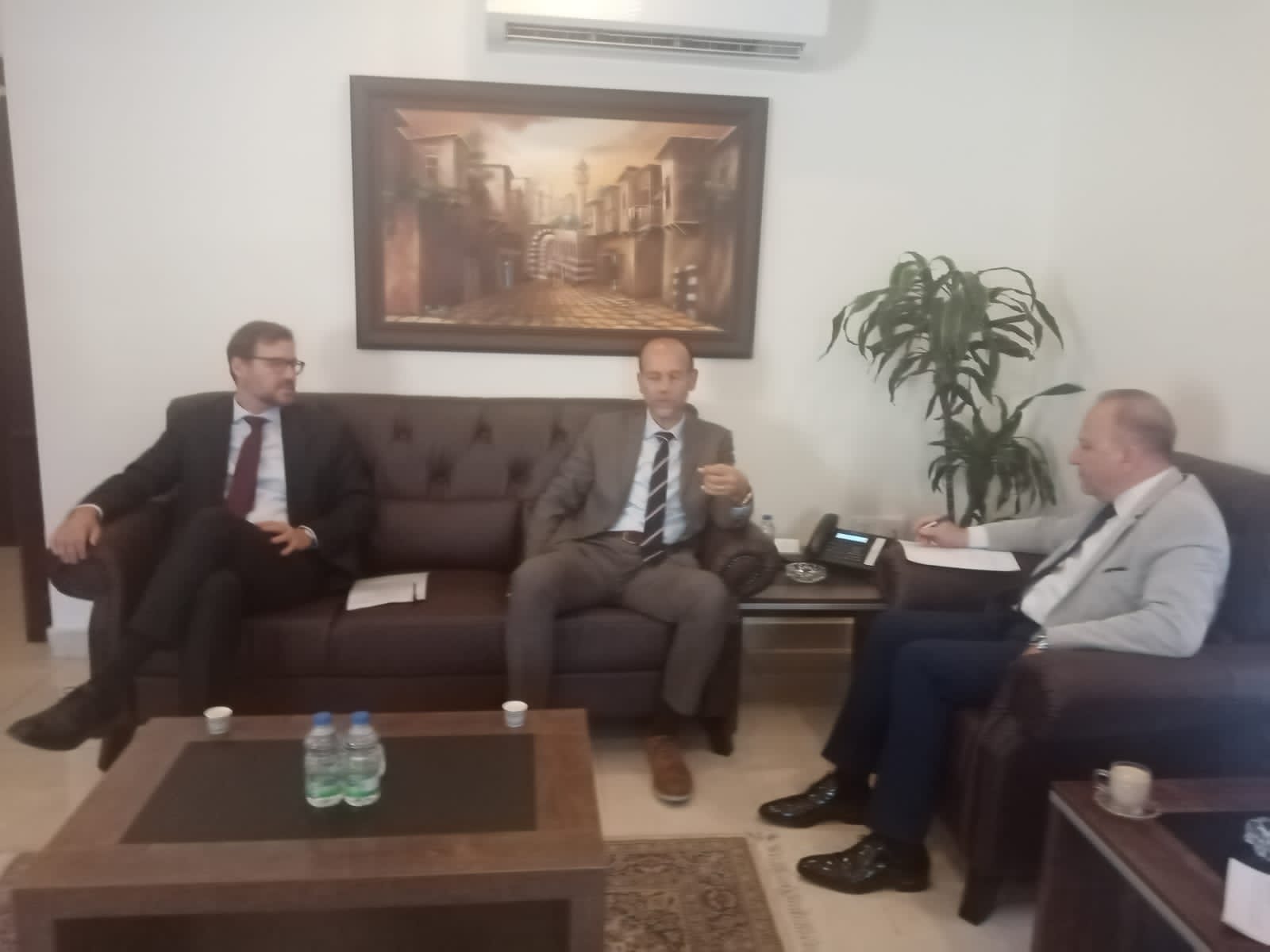 خرفان يناقش مع مدير شؤون الأونروا الأوضاع المالية للموظفين