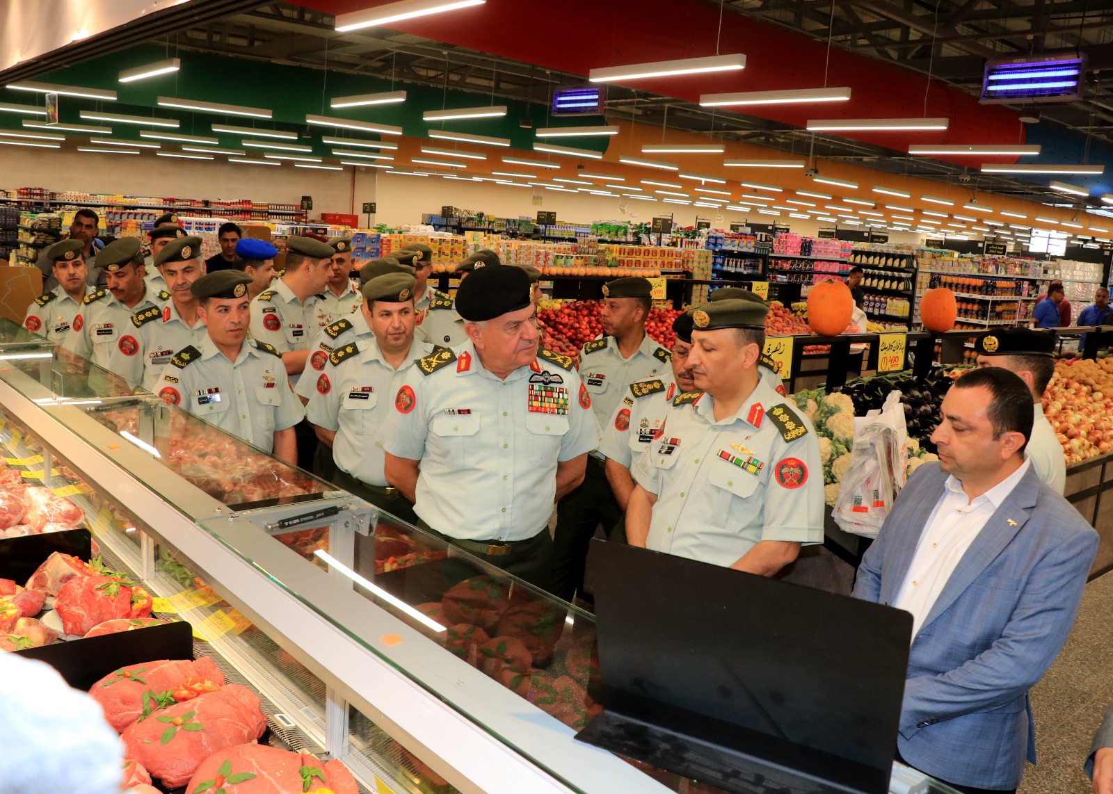 رئيس هيئة الأركان يفتتح المبنى الجديد لسوق طارق التجاري