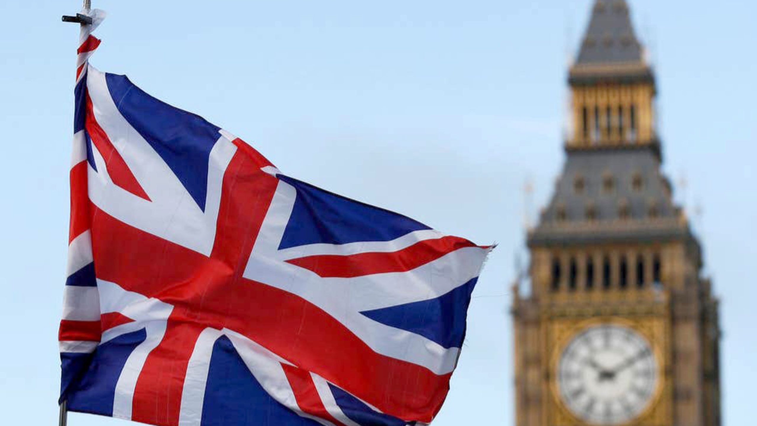 بريطانيا تدعو إلى استئناف كامل لحركة الملاحة عبر مضيق هرمز