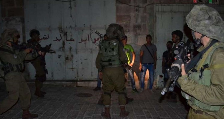 حملة مداهمات واعتقالات واسعة شنتها قوات الإحتلال الإسرائيلي بالضفة والقدس المحتلة