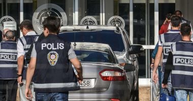 تركيا توقف ناشطاً إخوانياً وتقيّد تحرّكات آخرين