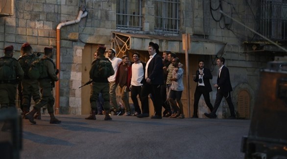 مستوطنون يهاجمون منازل الفلسطينيين بالخليل