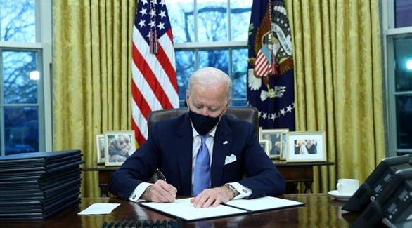 بايدن يجمد 7 مليارات دولار من أموال البنك المركزي الأفغاني