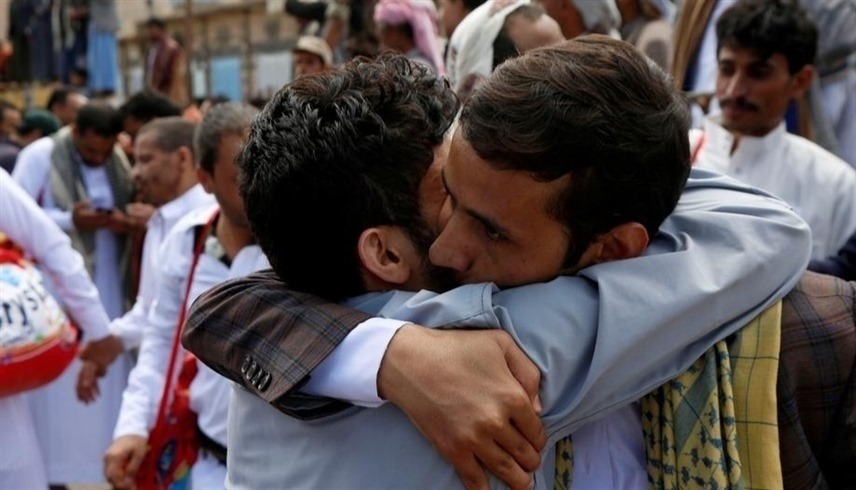 بينهم وزير الدفاع السابق وشقيق هادي منصور.. تبادل مئات الأسرى في اليمن