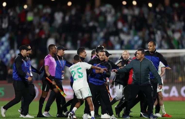 الكاف يفتح تحقيقا في مباراتي الجزائر والمغرب بدور الثمانية