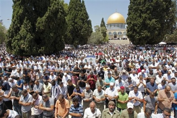 بينهم 100 من قطاع غزة.. 300 الف مصلٍ يؤدون صلاة الجمعة في المسجد الأقصى