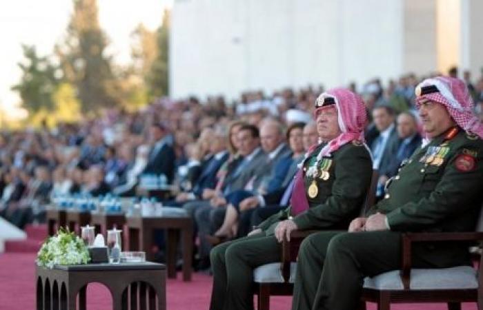 القائد الأعلى يسلم راية الثورة العربية الكبرى