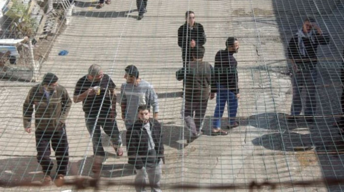 إسرائيل ستفرج عن 735 أسيرا فلسطينيا في المرحلة الأولى