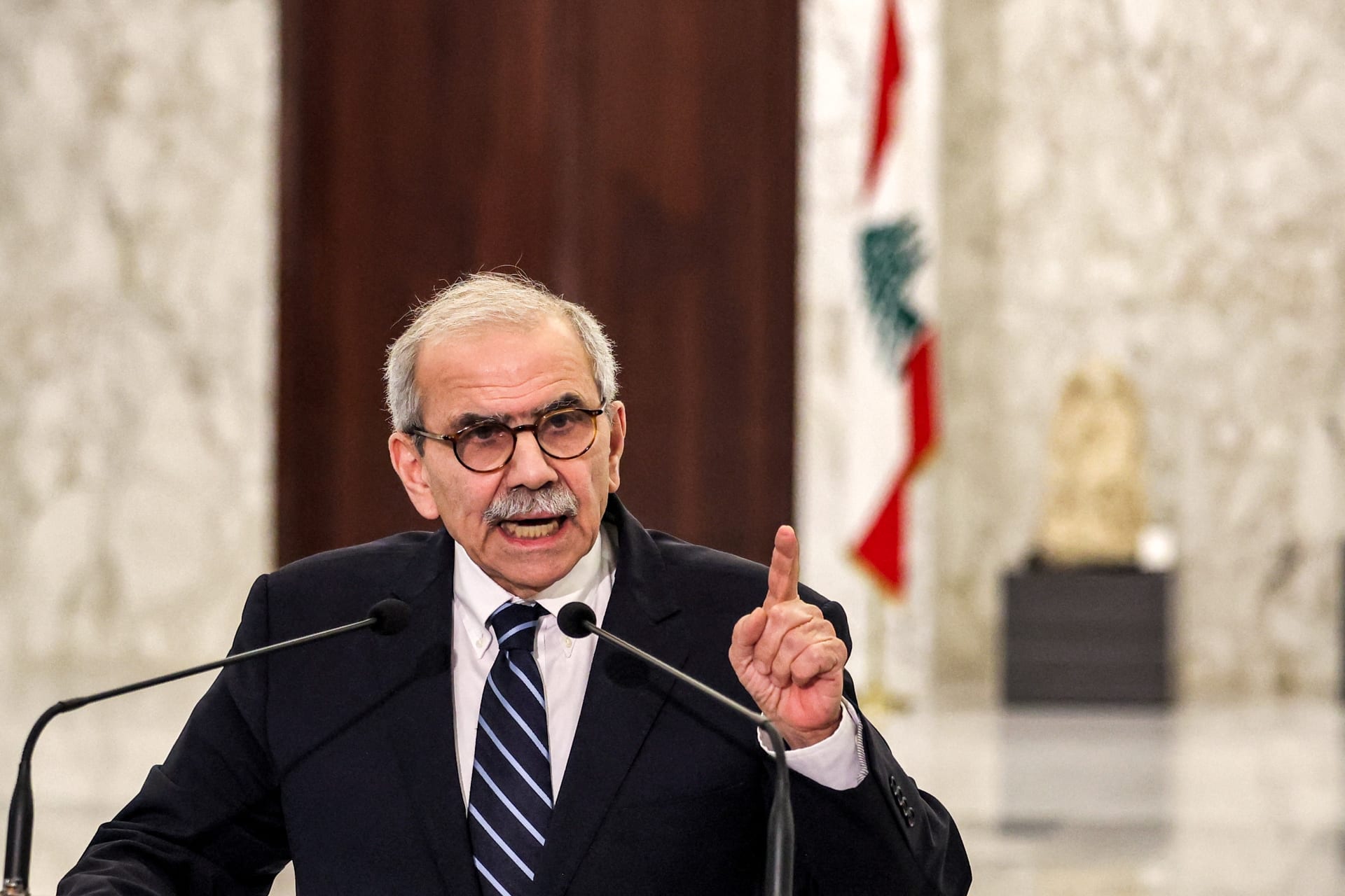 رئيس وزراء لبنان يعلن حظر أنشطة حزب الله العسكرية