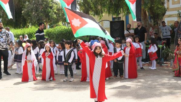 أطفال غزة يعبرون عن حبهم للملك ويهدون السلام لنشامى المستشفى الميداني الاردني