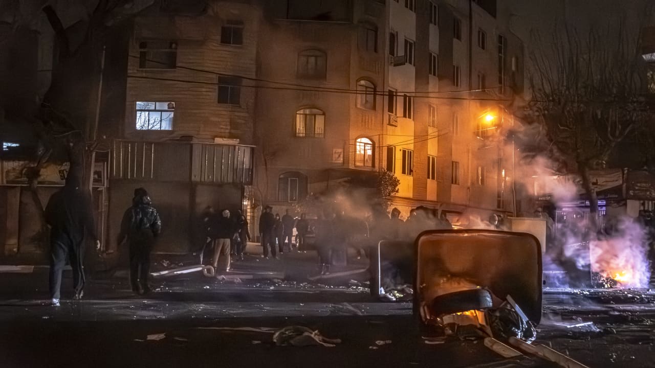 إيران تعلن ضبط “مجموعة مرتبطة بإسرائيل تحمل أسلحة أميركية”